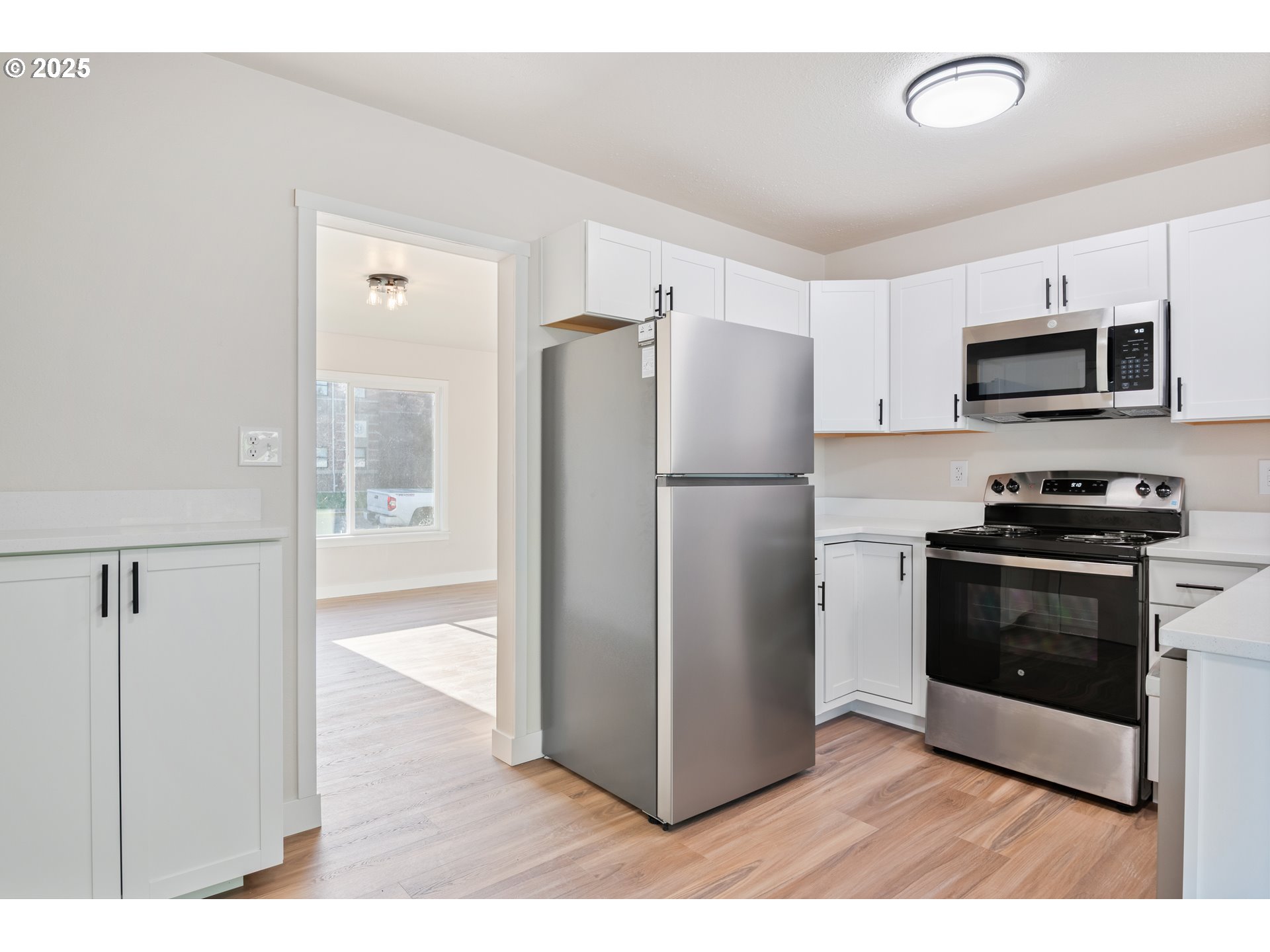 435 28th Avenue Longview, WA 98632 - Photo 9 of 24 a kitchen with stainless steel appliances a refrigerator stove and microwave