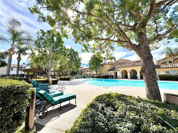 a bench sitting in middle of a yard next to a building