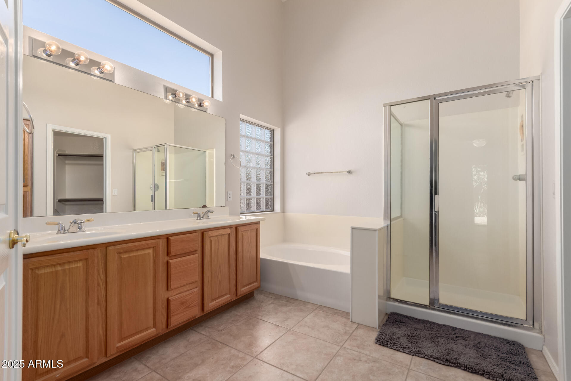 1182 East Harrison Street Gilbert, AZ 85295 - Photo 13 of 21 a spacious bathroom with a bathtub sink and mirror