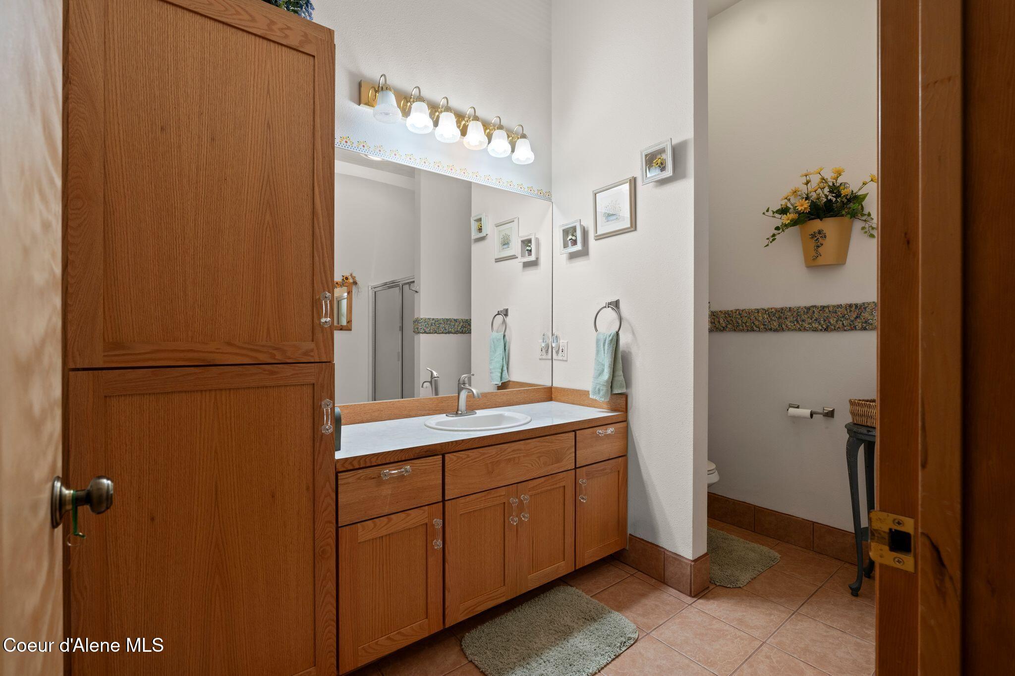 780 Selkirk Road Sandpoint, ID 83864 - Photo 14 of 57 Main level full bathroom