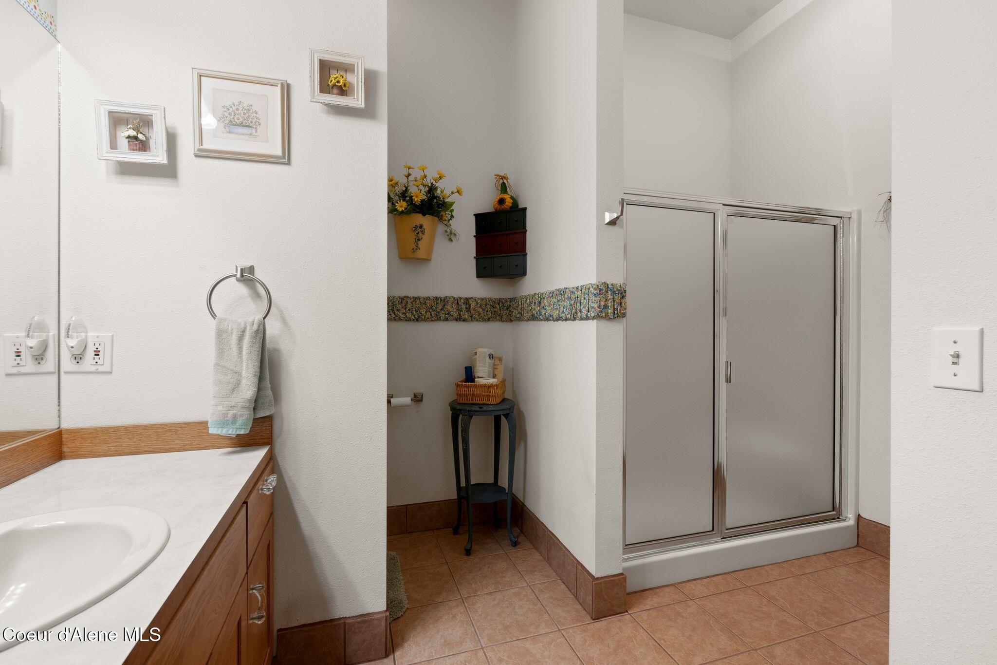 780 Selkirk Road Sandpoint, ID 83864 - Photo 15 of 57 Main level full bathroom