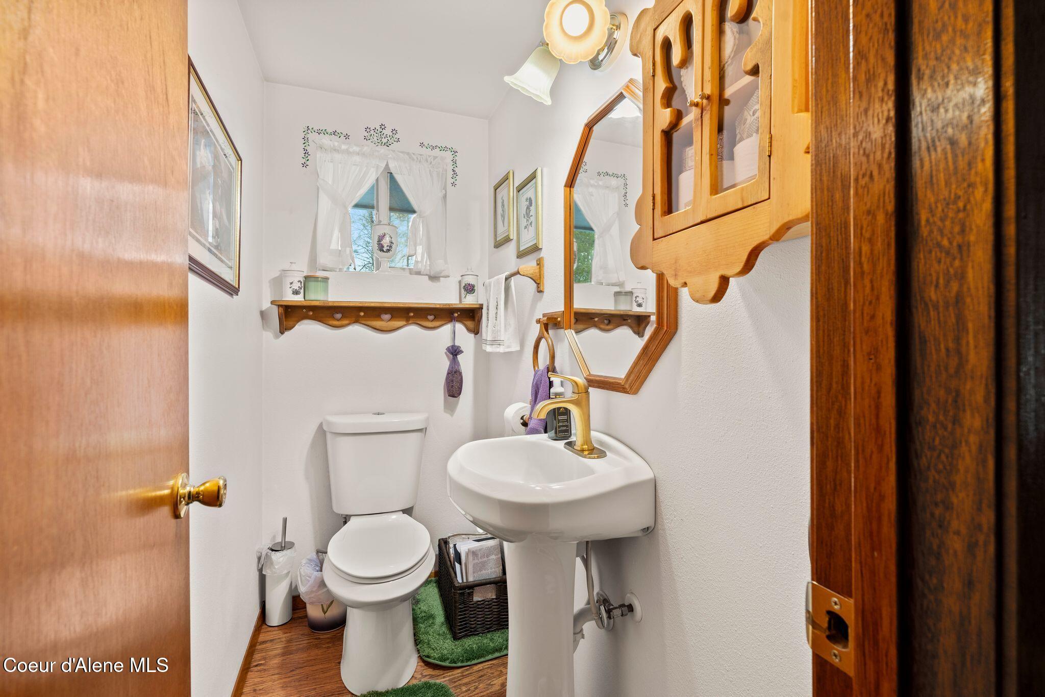 780 Selkirk Road Sandpoint, ID 83864 - Photo 23 of 57 2nd level half bathroom