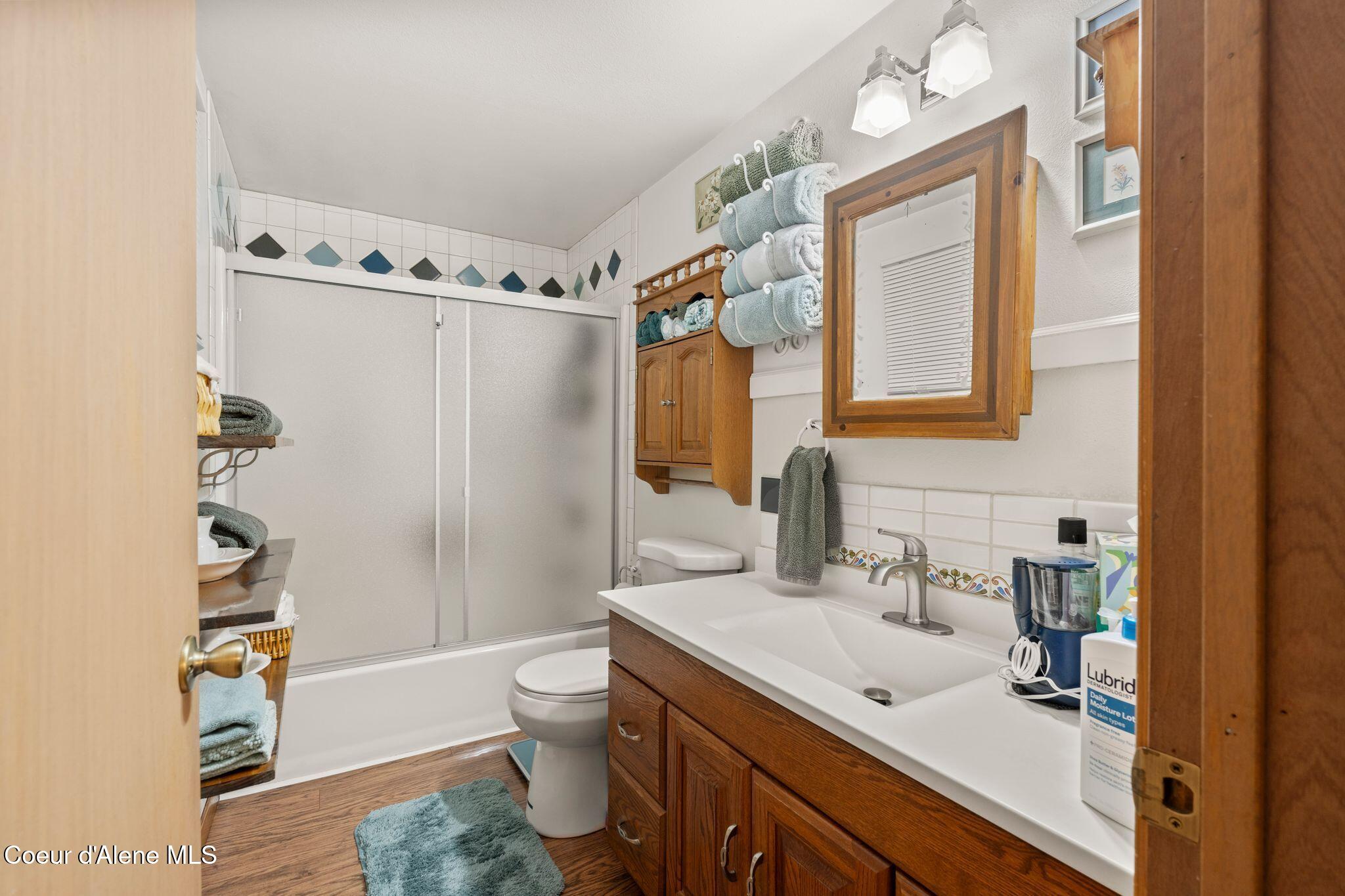 780 Selkirk Road Sandpoint, ID 83864 - Photo 26 of 57 2nd level full bathroom