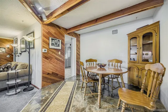a view of a livingroom with furniture
