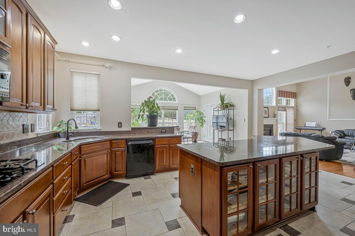 1117 Horizon View Place Accokeek, MD 20607 - Photo 15 of 59 Spacious kitchen with elegant finishes.