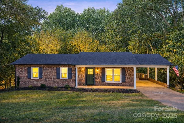 $324,700 | 3515 12th St Drive Northeast, Hickory, NC 28601