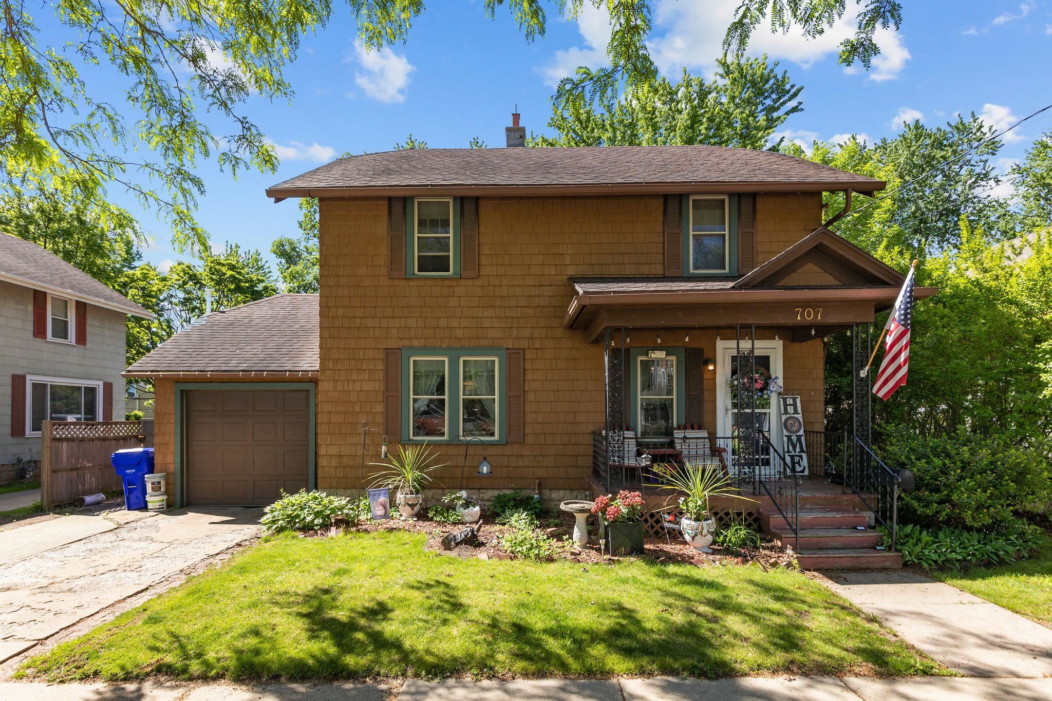 707 East Brewster Street Appleton, WI 54911 - Photo 1 of 39
