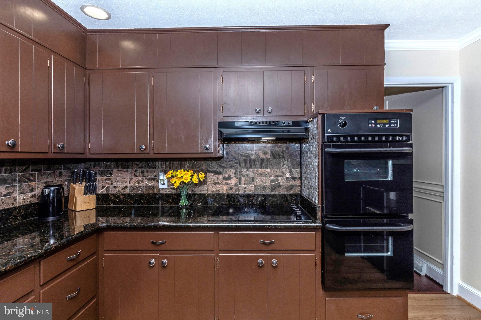 12150 Fingerboard Road Monrovia, MD 21770 - Photo 22 of 56 Check out the backsplash and double ovens.
