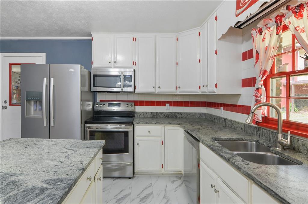 3243 Highway 184 Toccoa, GA 30577 - Photo 20 of 33 a kitchen with stainless steel appliances granite countertop a sink stove and refrigerator