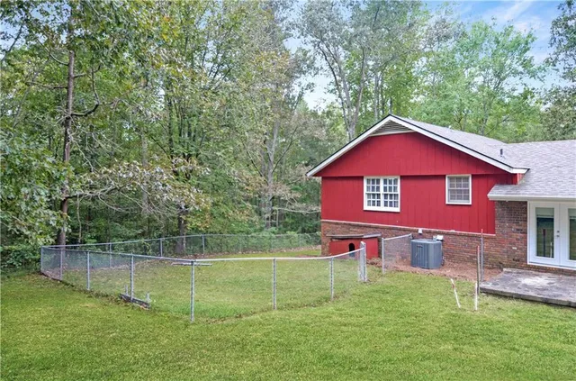 a view of a yard with a house