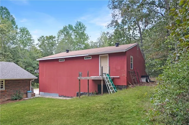 a view of a backyard with barn