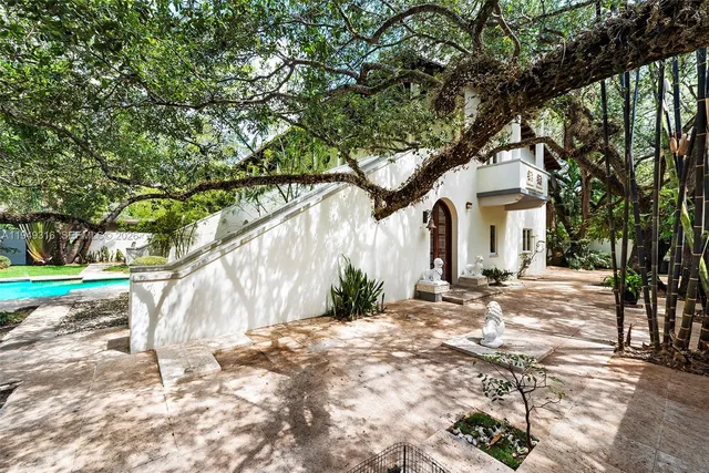 a view of a backyard with large trees