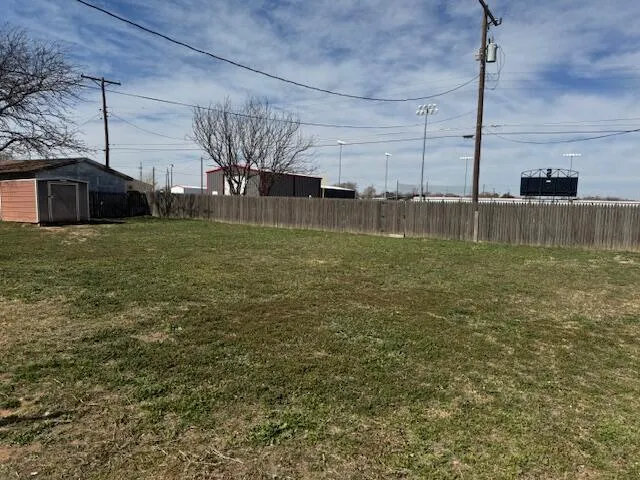 a view of a back yard