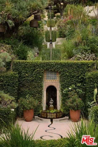 a view of a backyard of white house