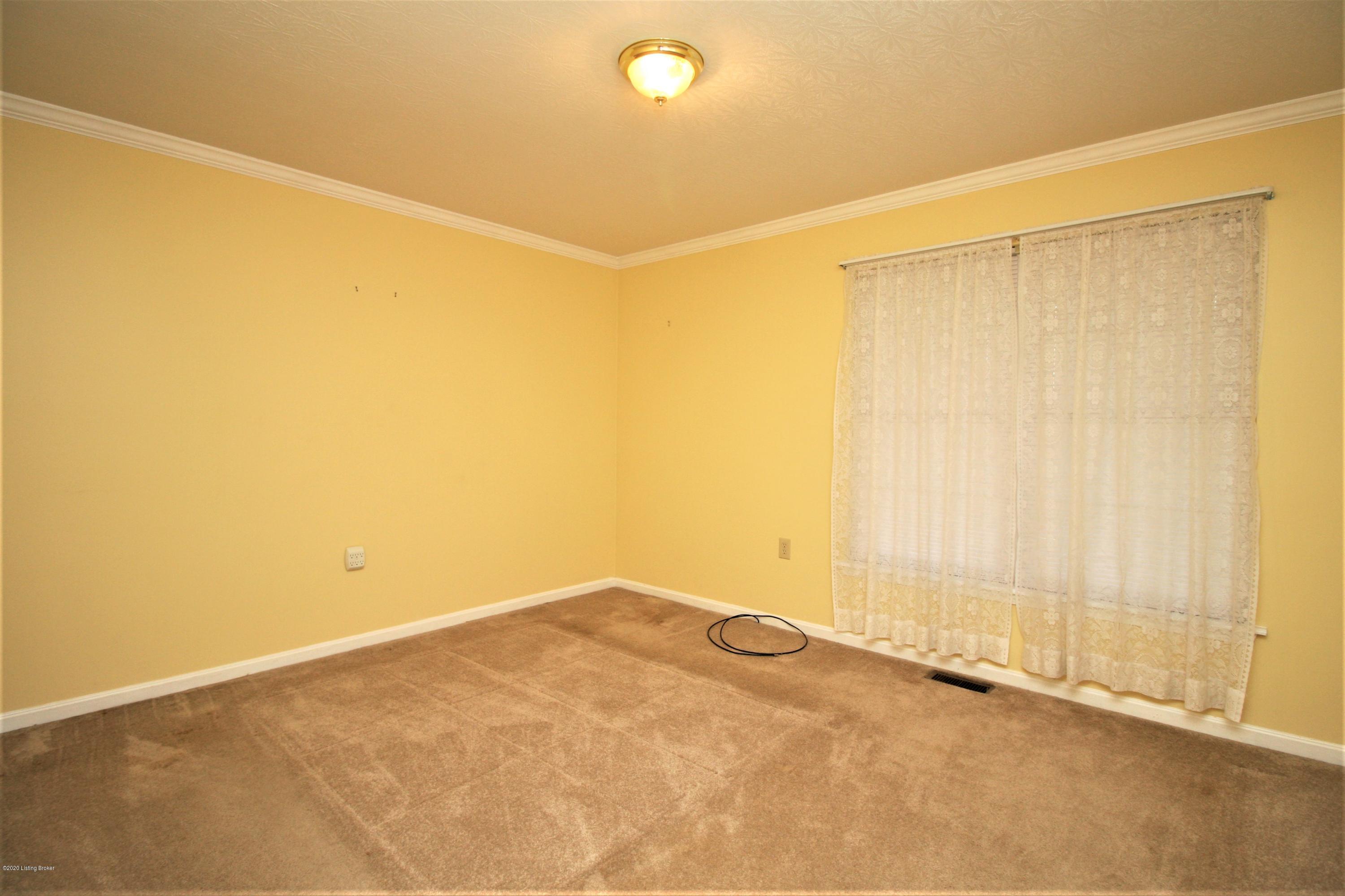 8733 Lagrange Road La Grange, KY 40031 - Photo 32 of 50 Living Room