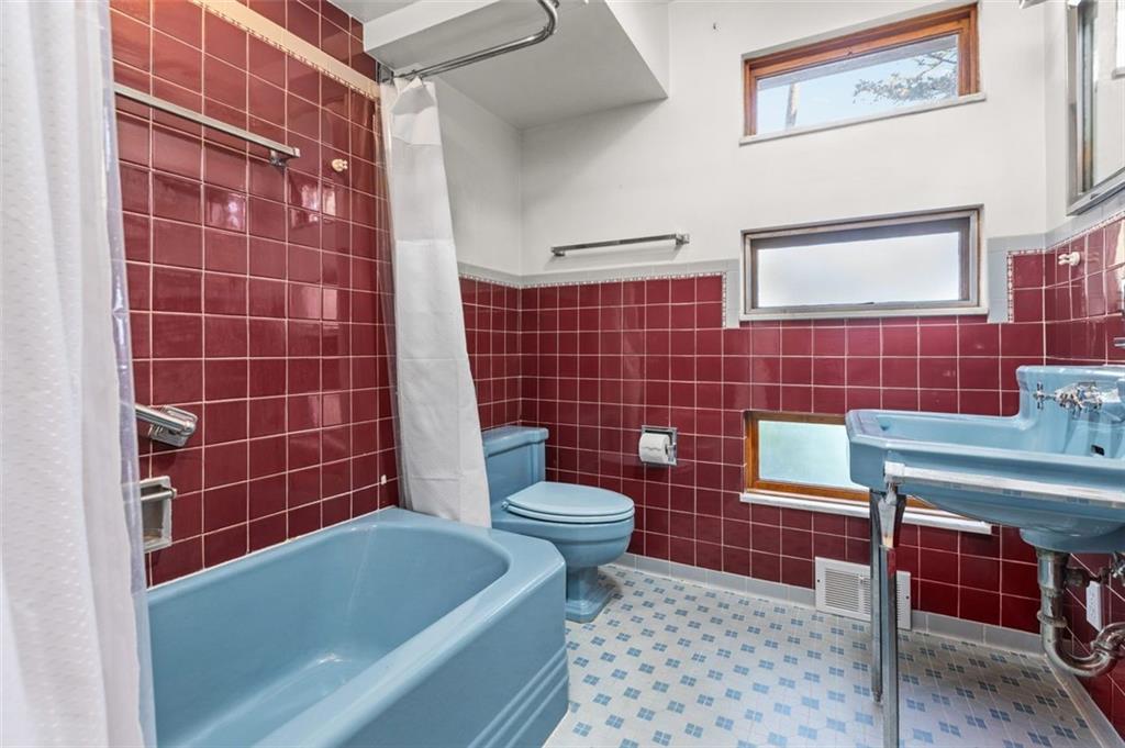 357 Churchill Road Pittsburgh, PA 15235 - Photo 17 of 28 a bathroom with a sink a toilet a rug and a bathtub
