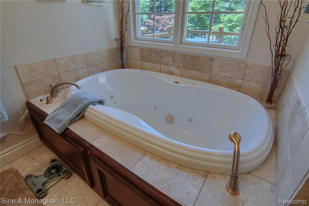 245 Vendome Road Grosse Pointe, MI 48236 - Photo 21 of 42 23-Master Bathroom 2nd View.jpg