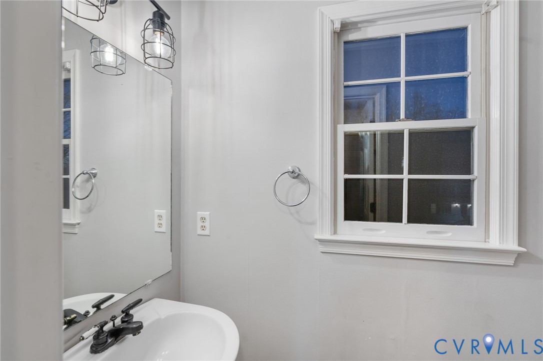 10204 Stonecrest Road Chesterfield, VA 23236 - Photo 15 of 36 a bathroom with a sink and a mirror