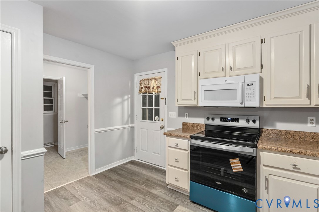 10204 Stonecrest Road Chesterfield, VA 23236 - Photo 17 of 36 a kitchen with granite countertop a stove and a sink