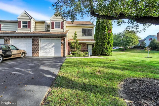 a view of a yard in front of a house