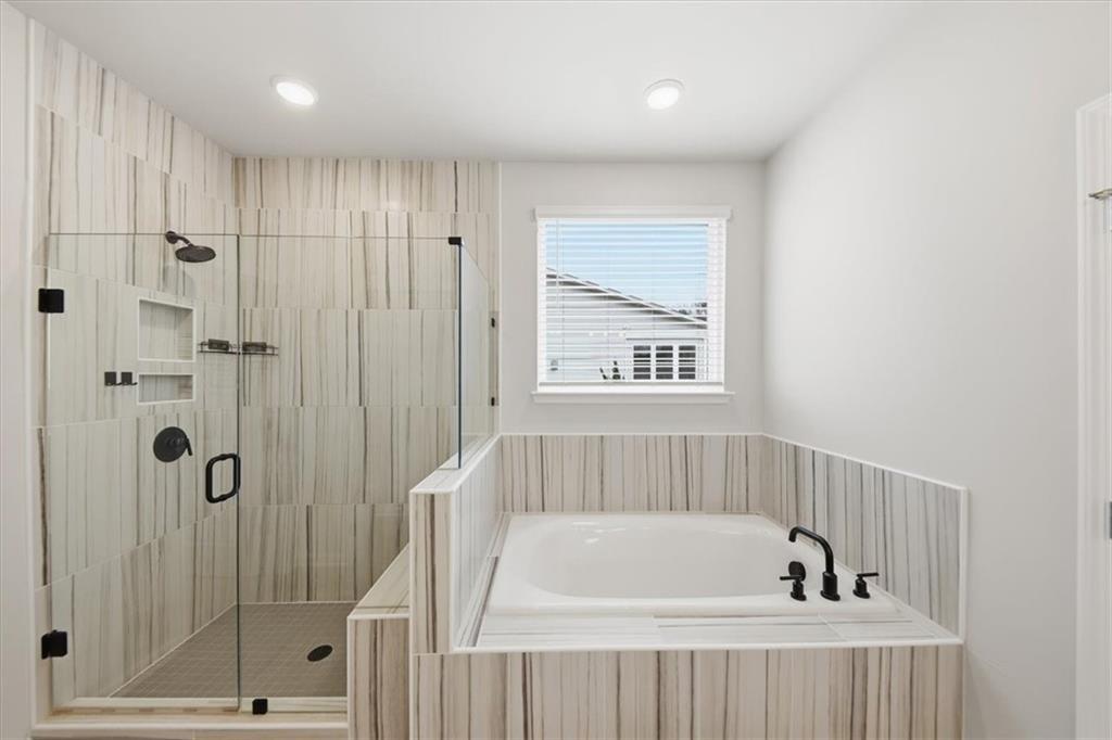 61 Rushing View Glen Dallas, GA 30157 - Photo 32 of 54 a bathroom with a bathtub and shower