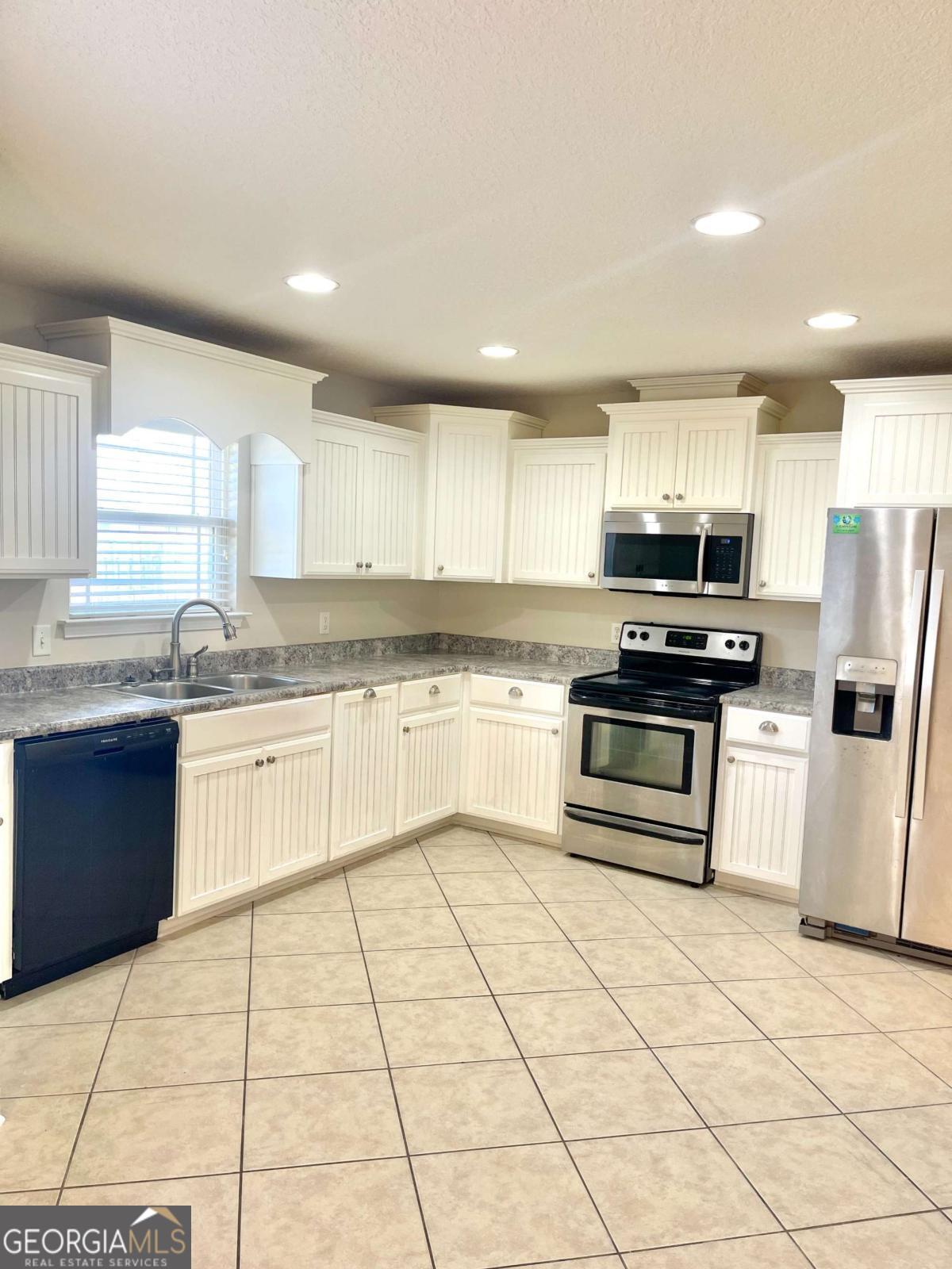 17 Fox Path St. Marys, GA 31558 - Photo 6 of 19 a kitchen with granite countertop a stove a sink dishwasher and a refrigerator