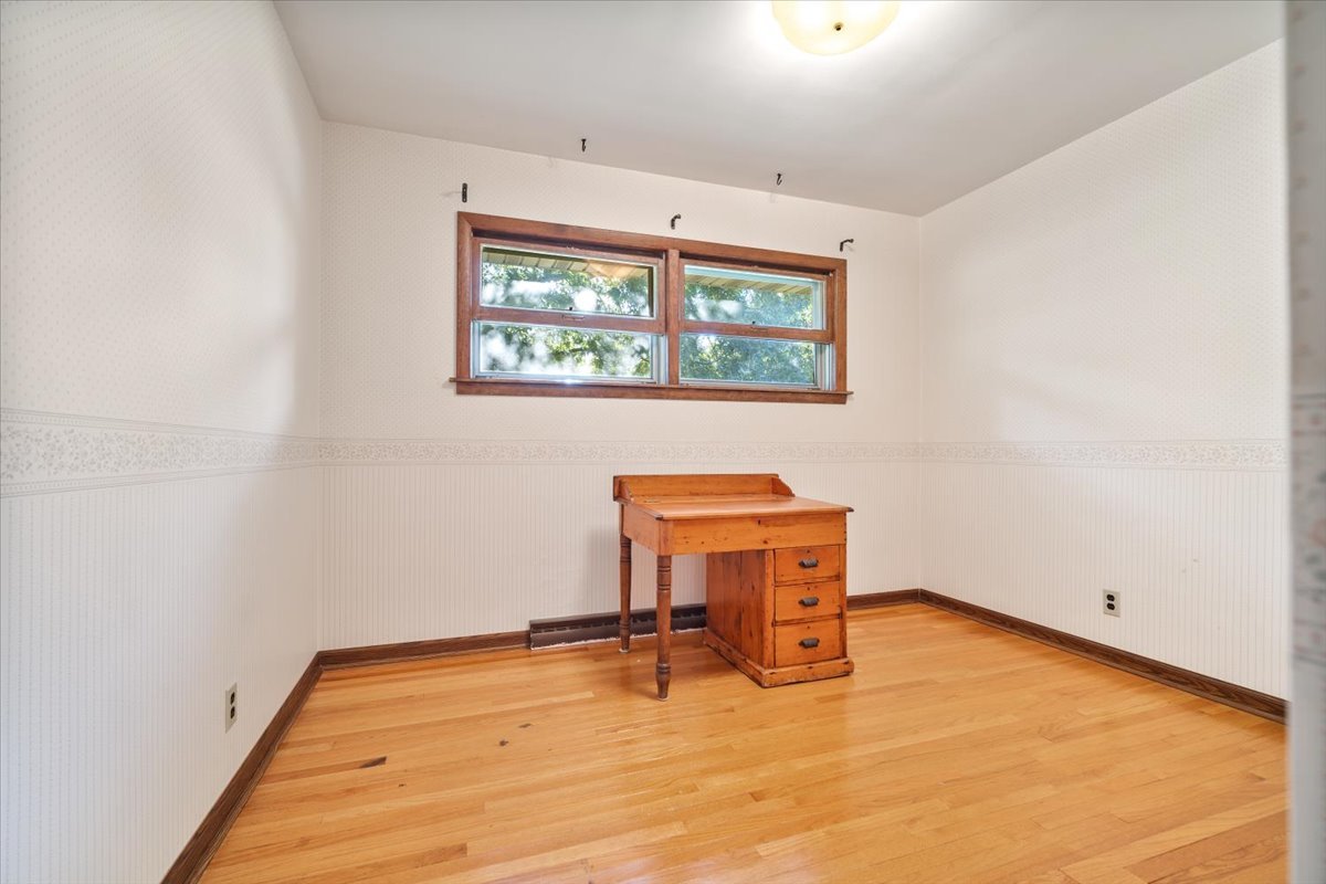 206 Imperial Drive Bloomington, IL 61701 - Photo 24 of 37 a room with a table and a window