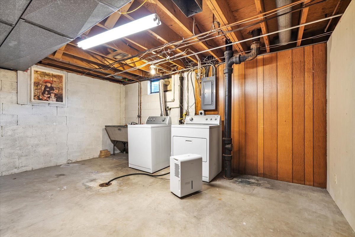 206 Imperial Drive Bloomington, IL 61701 - Photo 30 of 37 a utility room with dryer and washer