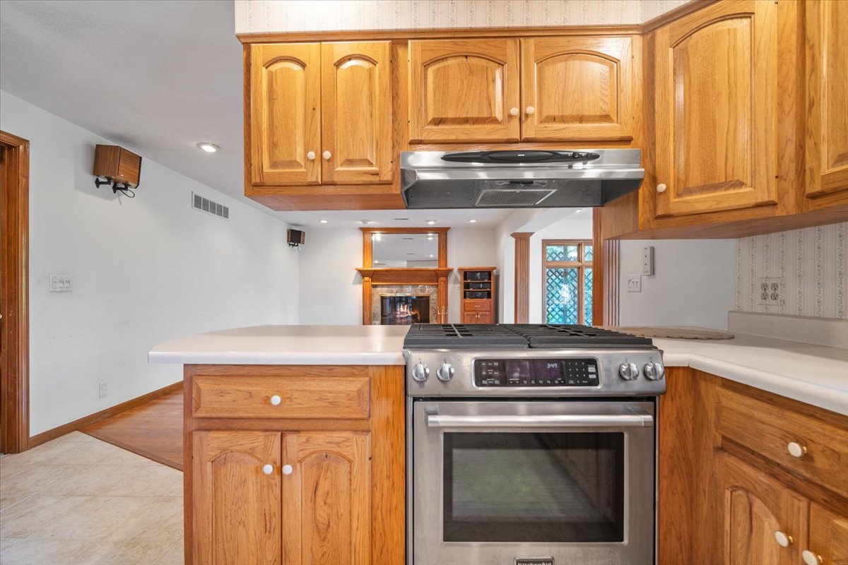 206 Imperial Drive Bloomington, IL 61701 - Photo 31 of 37 a stove top oven sitting inside of a kitchen