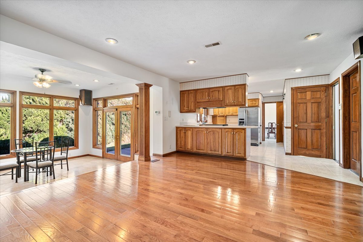 206 Imperial Drive Bloomington, IL 61701 - Photo 10 of 37 a living room with furniture and a large window