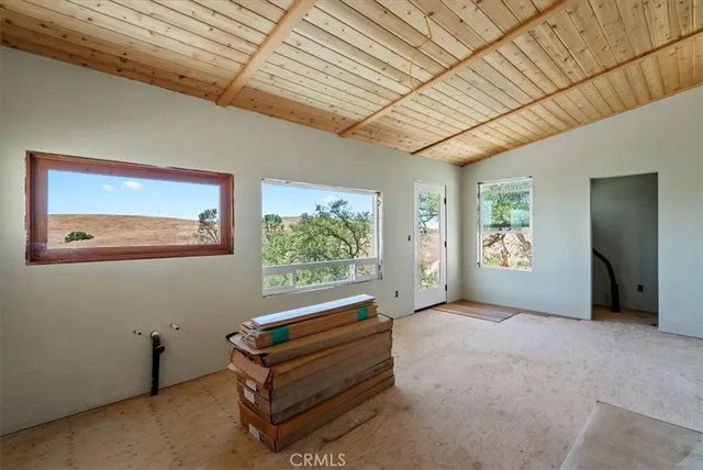 a view of a yard with a tree