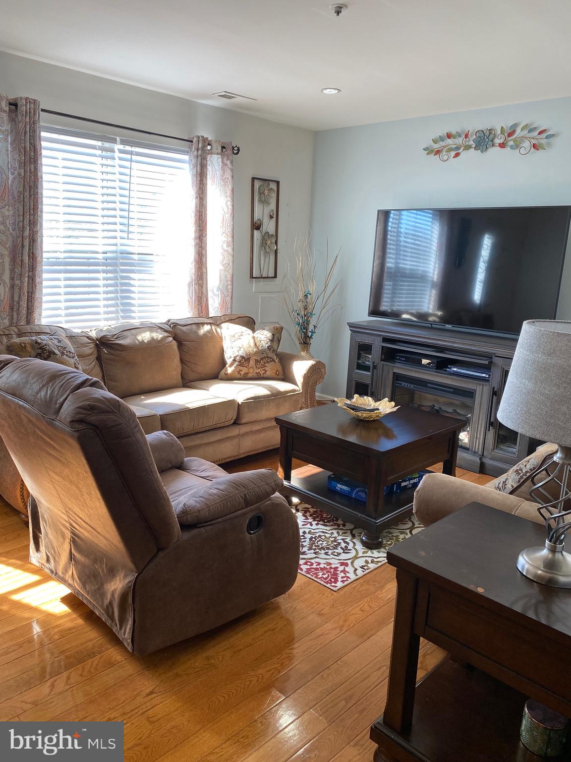 20234 Harbor Tree Road Montgomery Village, MD 20886 - Photo 3 of 23 Living room