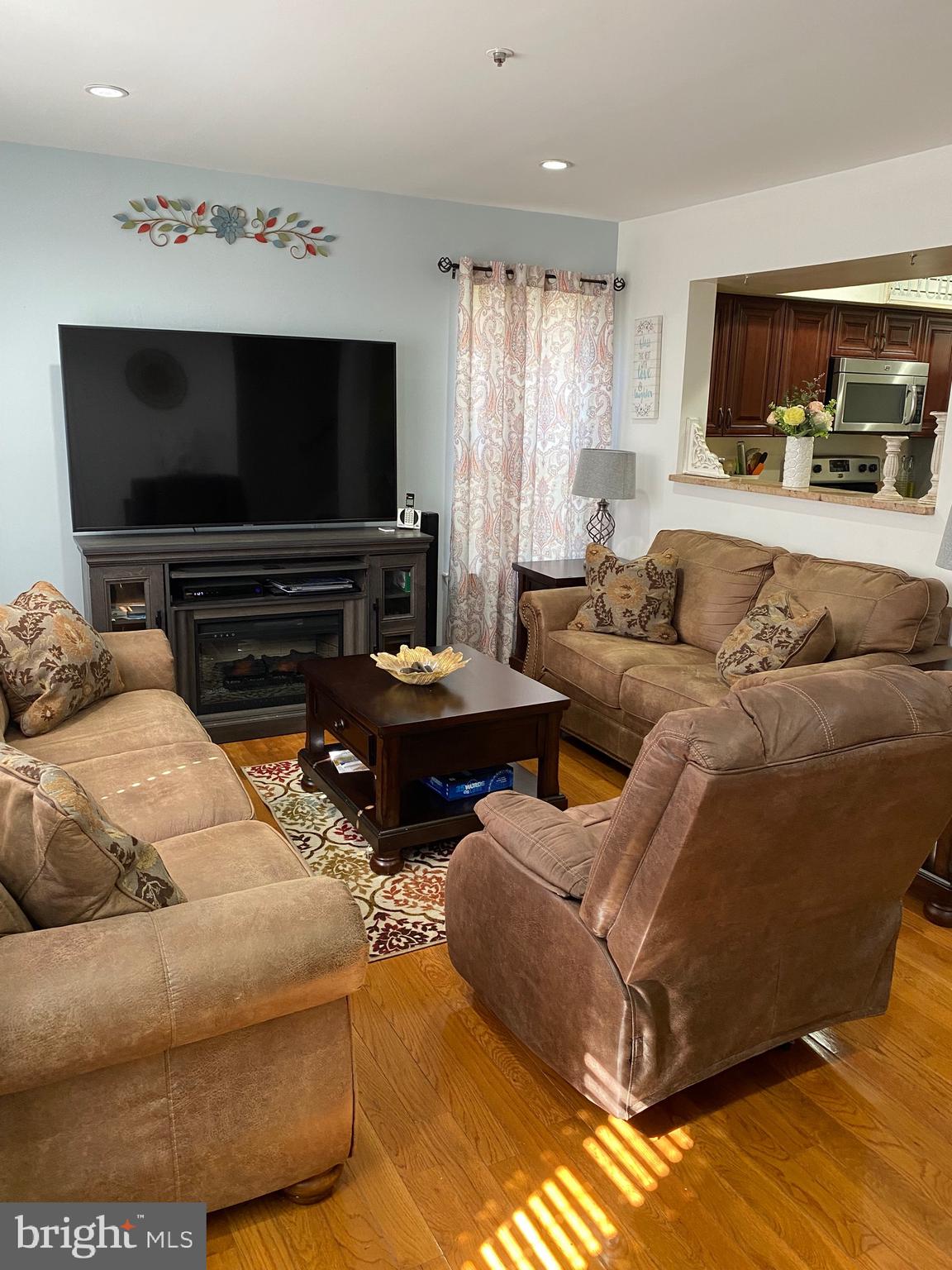 20234 Harbor Tree Road Montgomery Village, MD 20886 - Photo 4 of 23 Living room