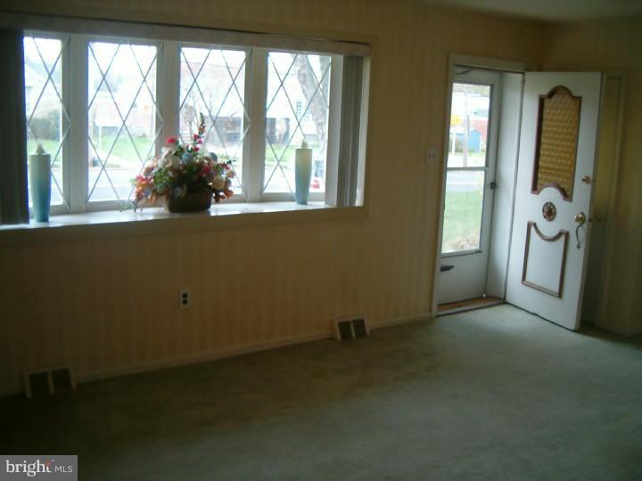 3124 Welsh Road Philadelphia, PA 19136 - Photo 11 of 20 Living Room