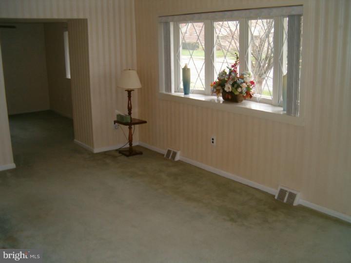 3124 Welsh Road Philadelphia, PA 19136 - Photo 12 of 20 Living Room