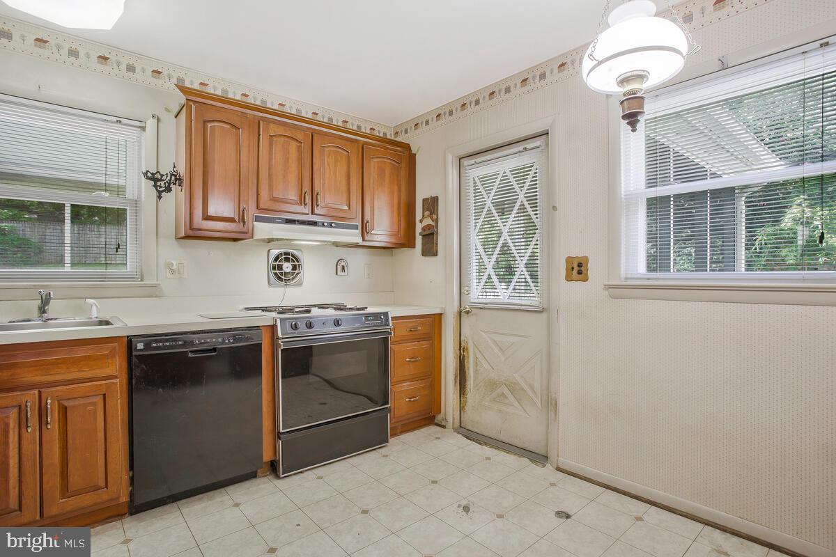 4705 Mangum Road College Park, MD 20740 - Photo 11 of 38 Kitchen
