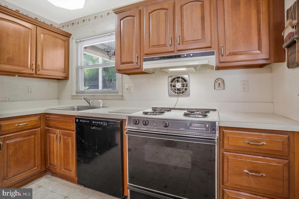 4705 Mangum Road College Park, MD 20740 - Photo 13 of 38 Kitchen