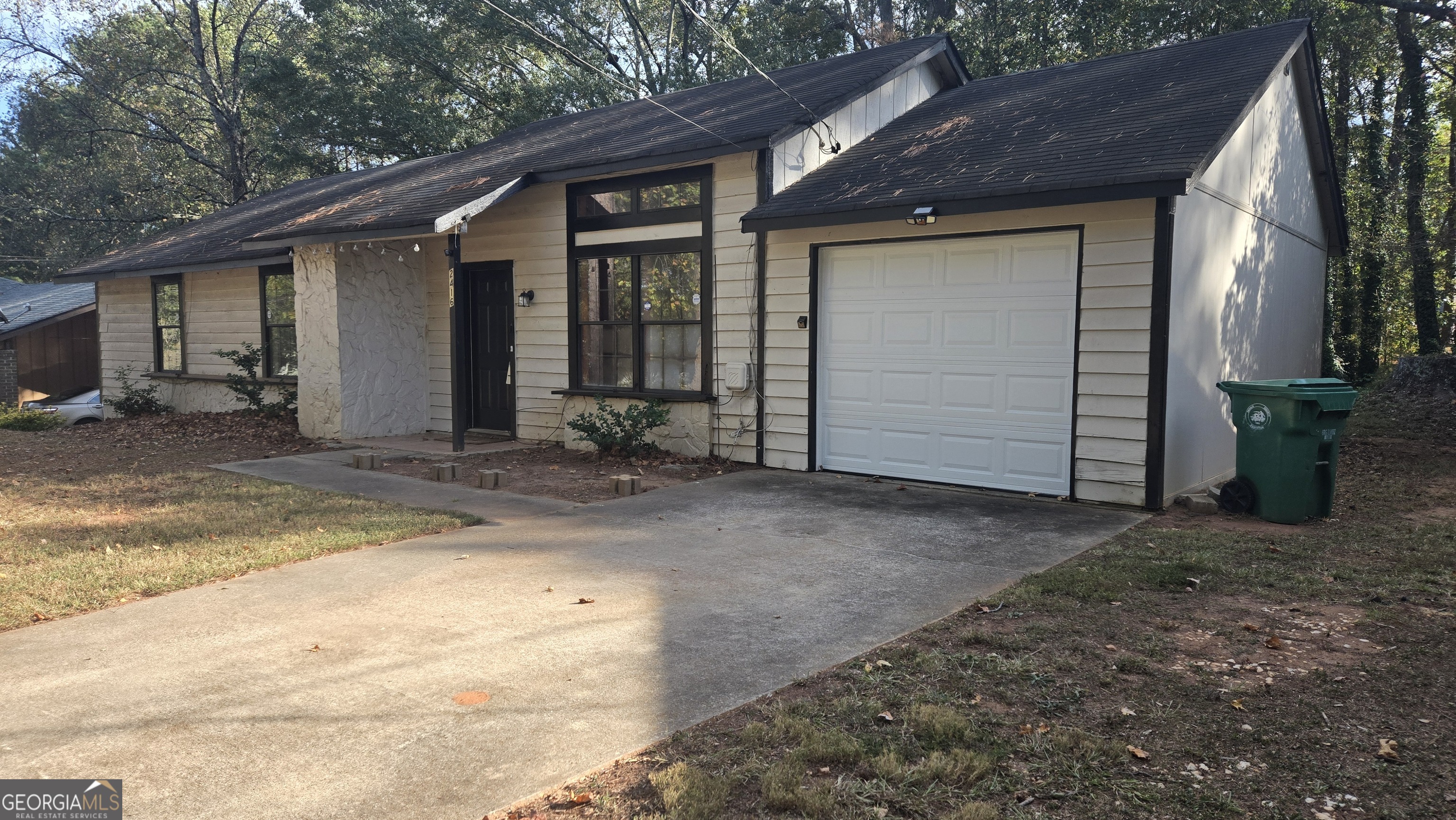 a view of a house with a yard