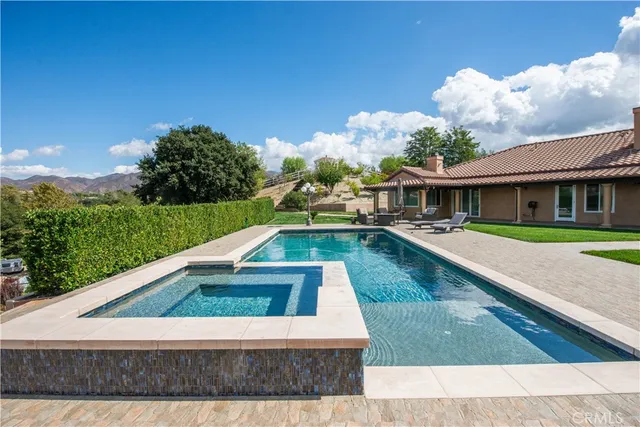 a view of a garden with lawn chairs