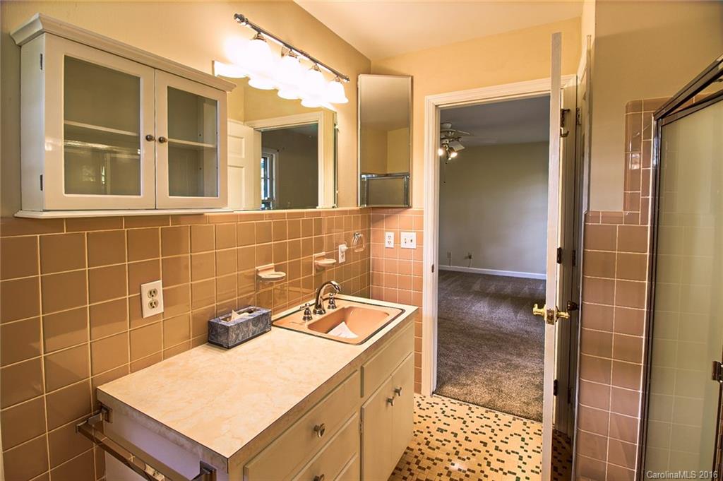 296 Balsam Road, Unit 2 Hendersonville, NC 28792 - Photo 12 of 24 Gallery Image 12