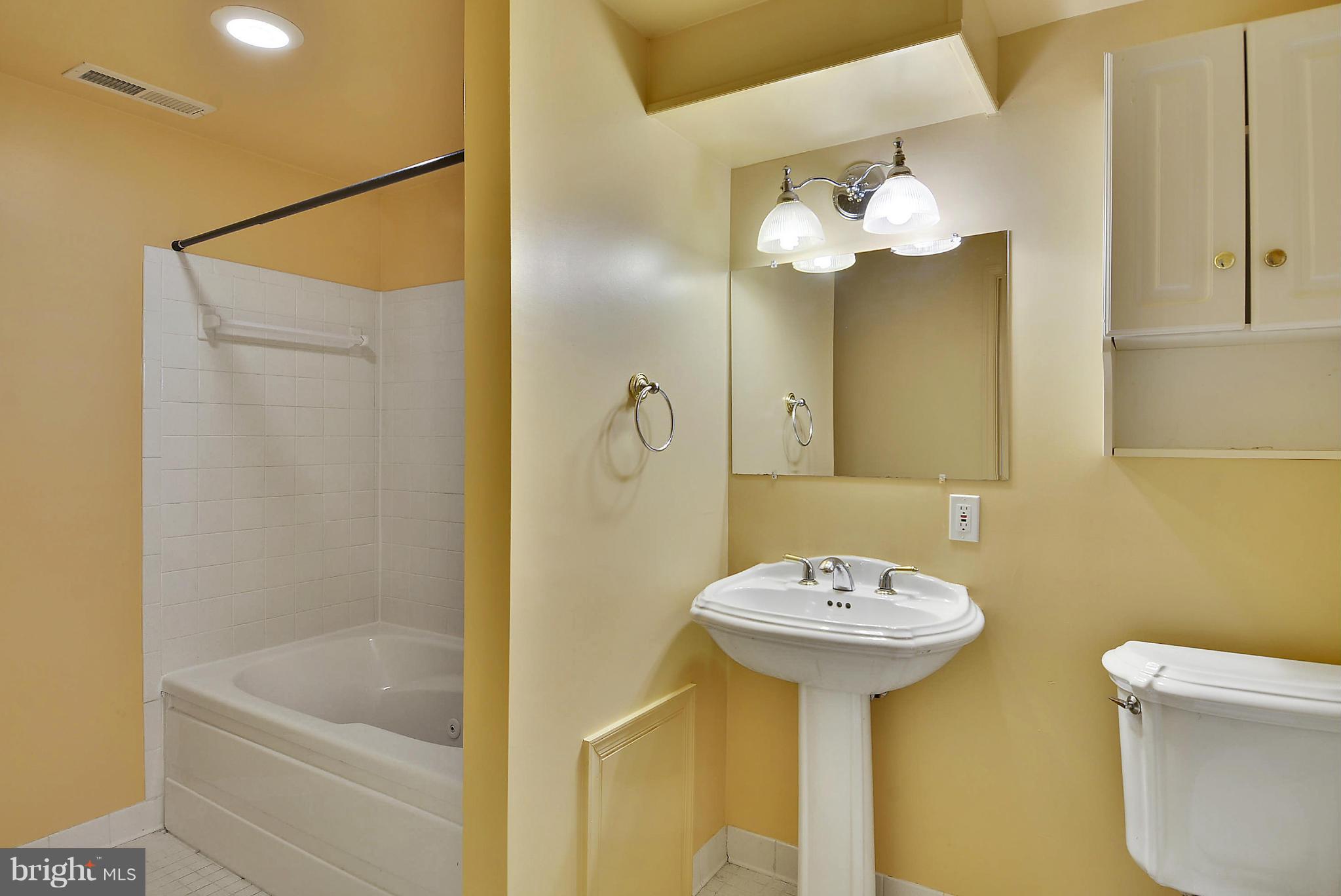 813 Pointer Ridge Drive Gaithersburg, MD 20878 - Photo 19 of 29 Bath