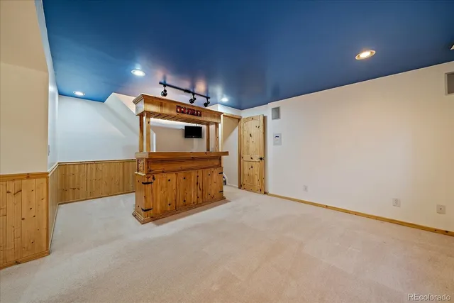 a view of a livingroom with furniture