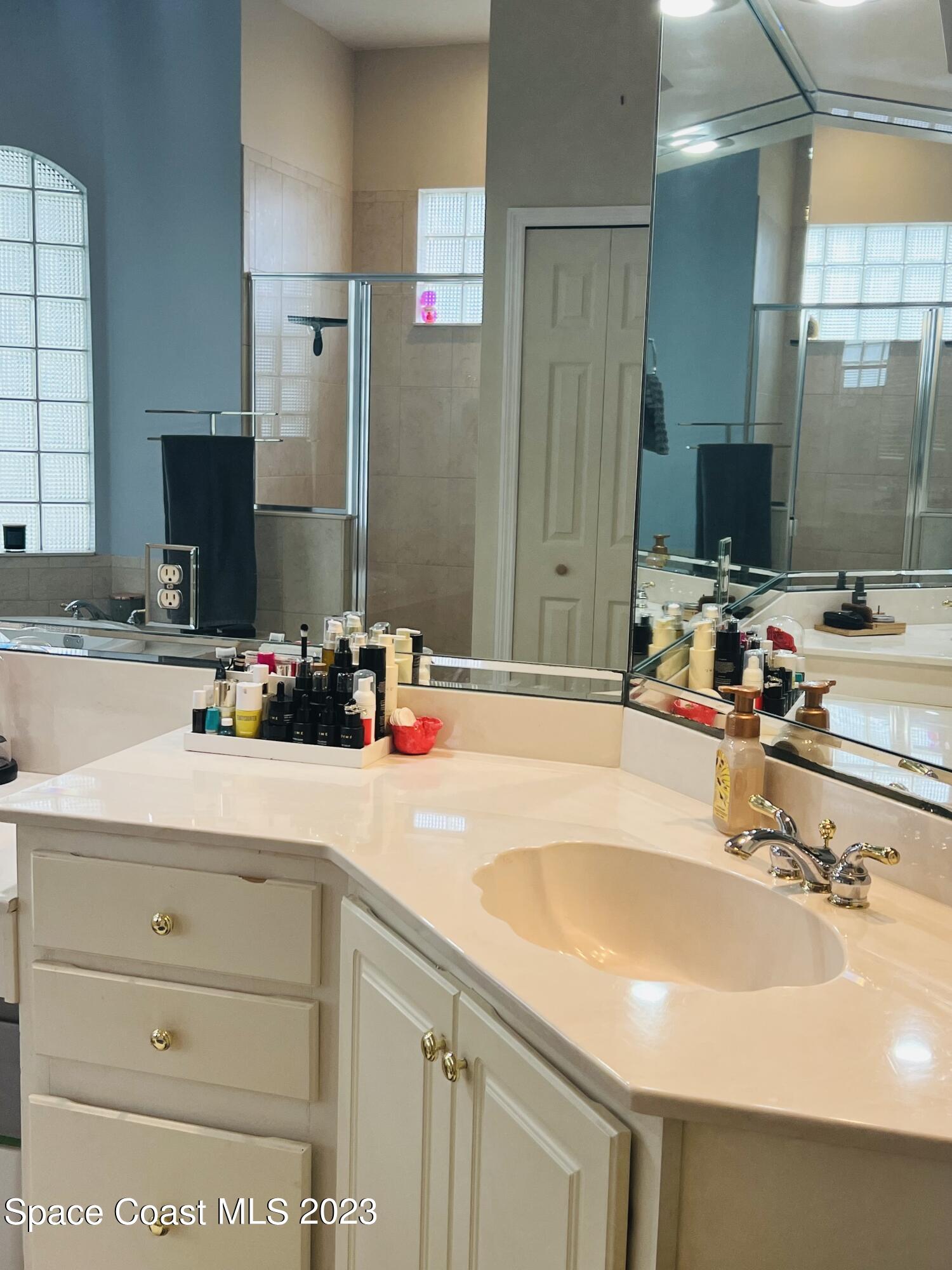 3231 Windsor Estates Drive Melbourne, FL 32940 - Photo 18 of 40 Master Bath Sink 1-3231 Windsor Estates