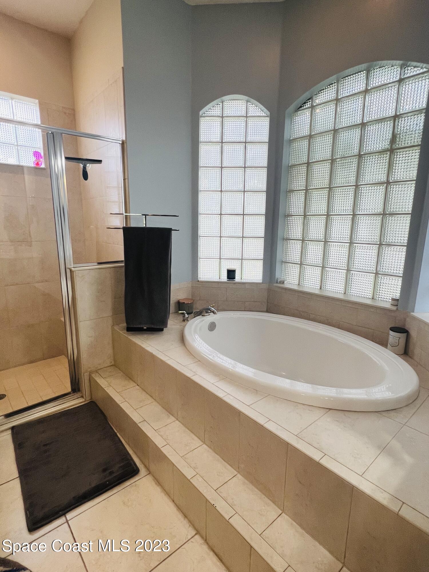 3231 Windsor Estates Drive Melbourne, FL 32940 - Photo 19 of 40 a spacious bathroom with a bathtub and a shower