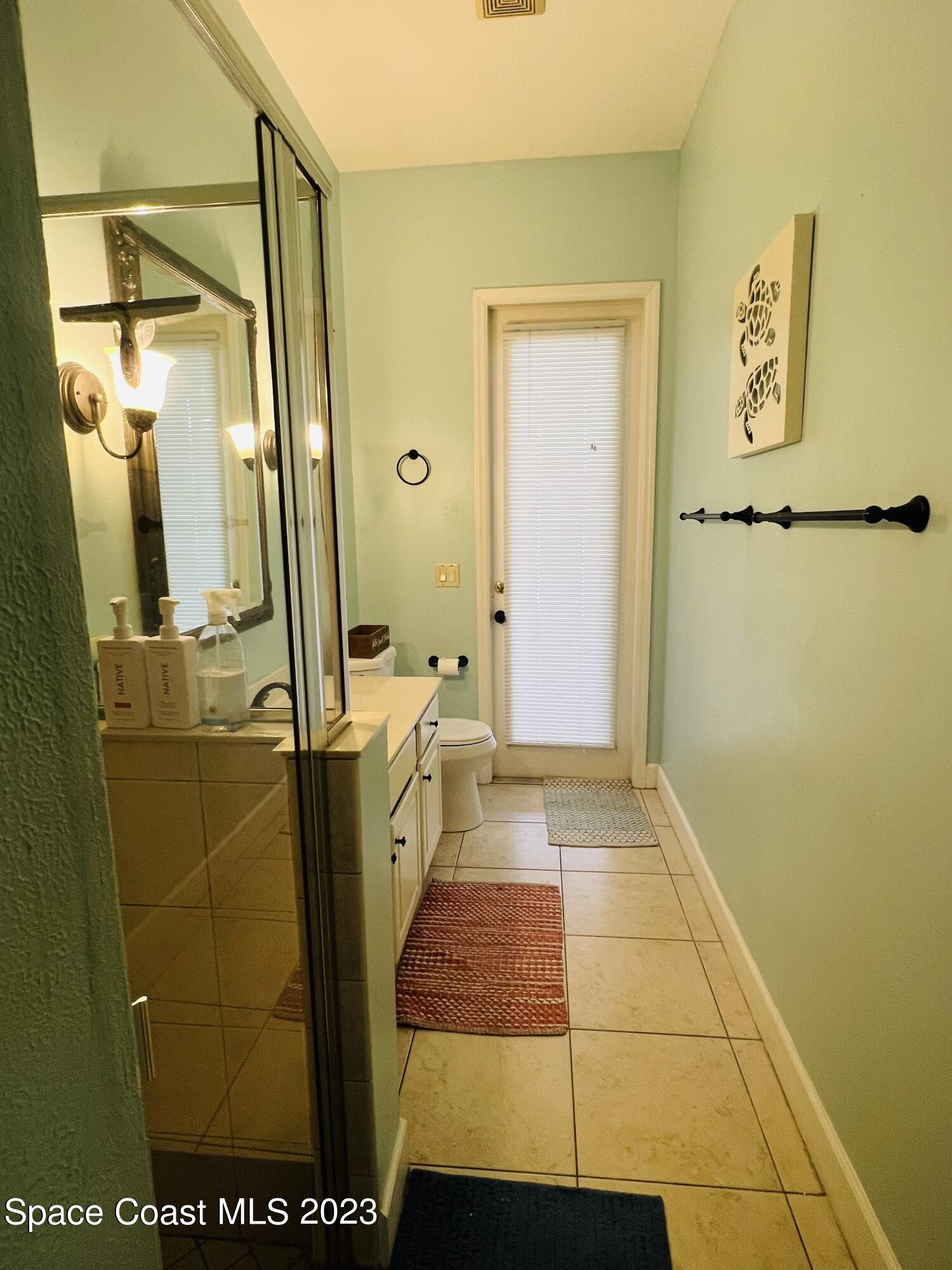 3231 Windsor Estates Drive Melbourne, FL 32940 - Photo 22 of 40 a bathroom with a mirror