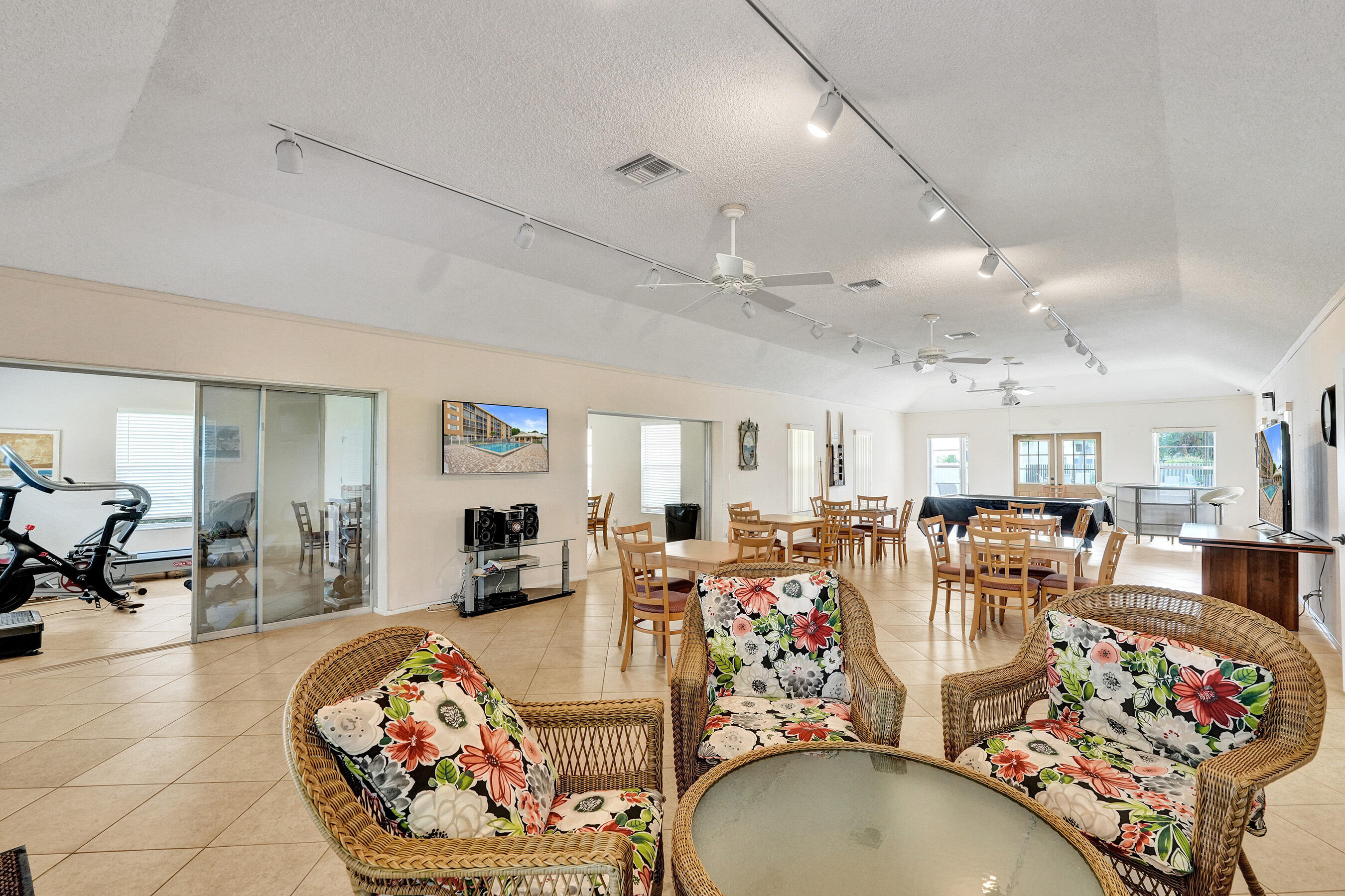 304 Golfview Road, Unit 304 North Palm Beach, FL 33408 - Photo 25 of 39 Waterway East-Social Room