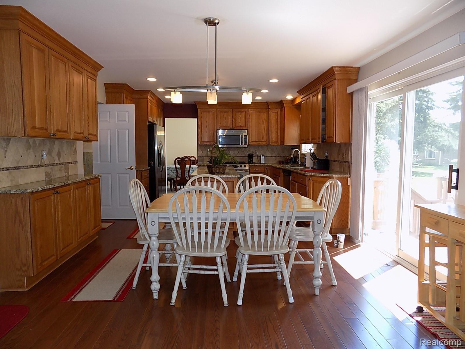 710 Abbey Court Rochester, MI 48307 - Photo 28 of 46 28 - Eating Nook.JPG