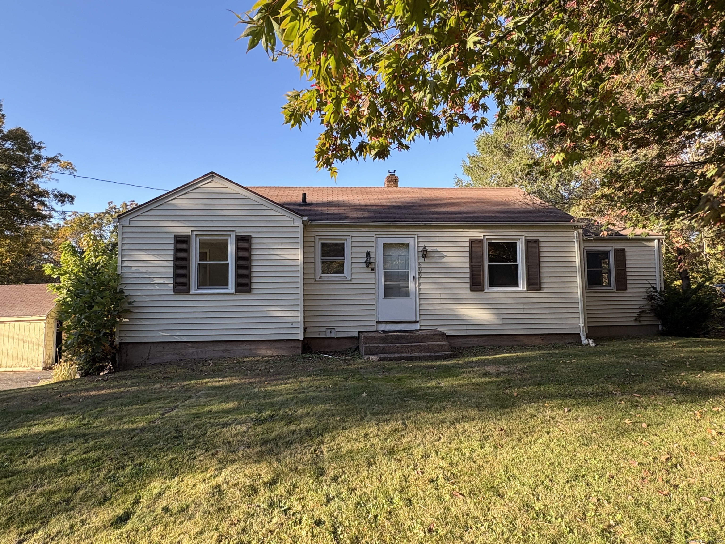 a view of a house with a yard