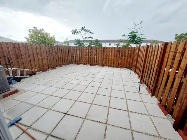 a view of a backyard