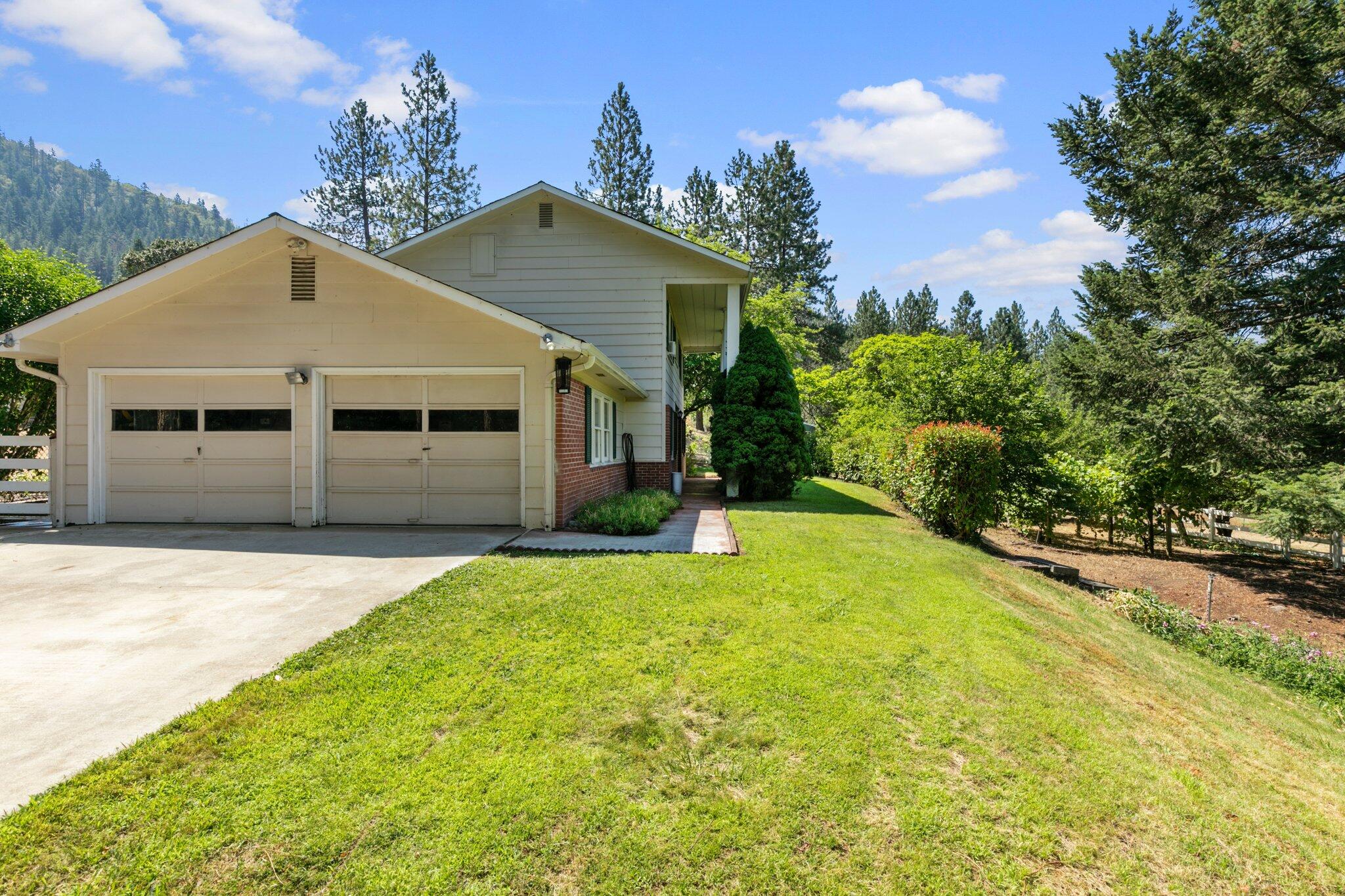 946 Wards Creek Road Rogue River, OR 97537 - Photo 3 of 56 16-web-or-mls-IMGM9241